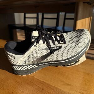 Brooks Adrenaline GTS 22 - Women’s size 10